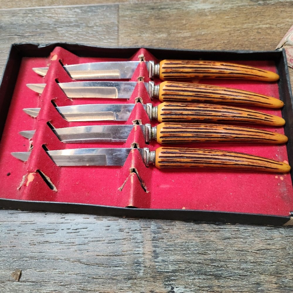 VINTAGE OLD ENGLISH 5 STAG STEAK KNIVES